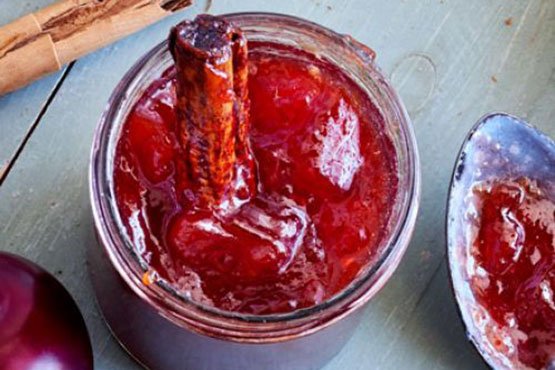 Recipes with plums . Cinnamon-scented plum jam
