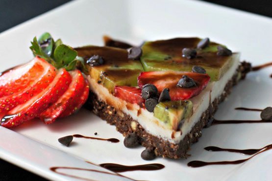 Best kiwi recipes. chocolate strawberry kiwi dessert pizza, vegan, gluten free