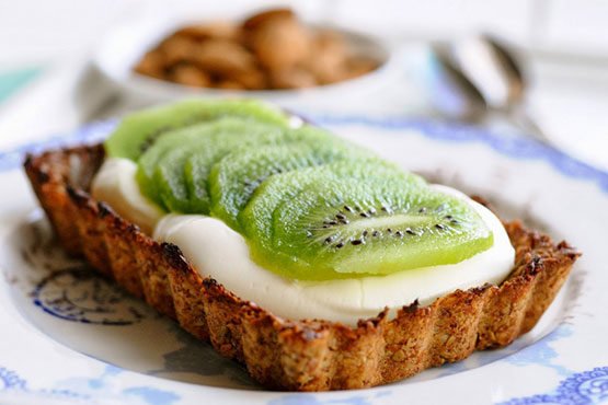 Best kiwi recipes. Healthy Breakfast Pie with Yogurt & Kiwi